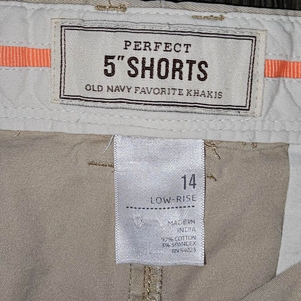 Old Navy Women's Khaki Low Rise Shorts Sz 14 - Picture 2 of 2